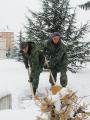 Помоћ Војске грађанима Србије у чишћењу снега
